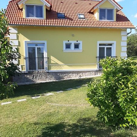 Kondics Apartmanhaz Sarvar Bagian luar foto