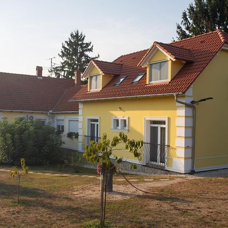 Kondics Apartmanhaz Sarvar Bagian luar foto