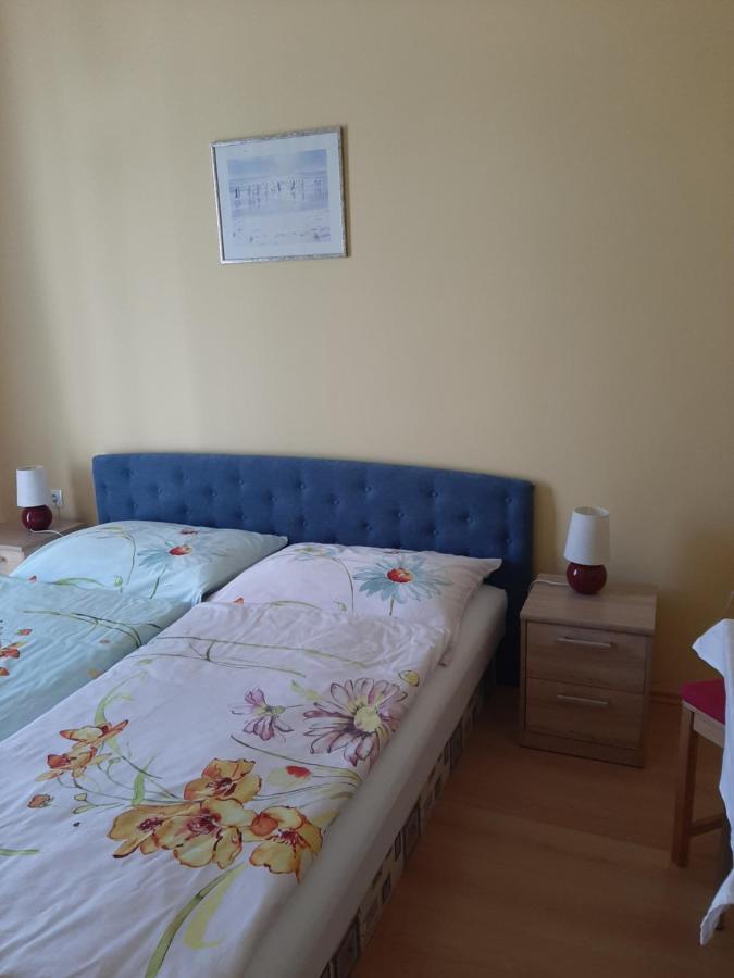 Kondics Apartmanhaz Sarvar Bagian luar foto
