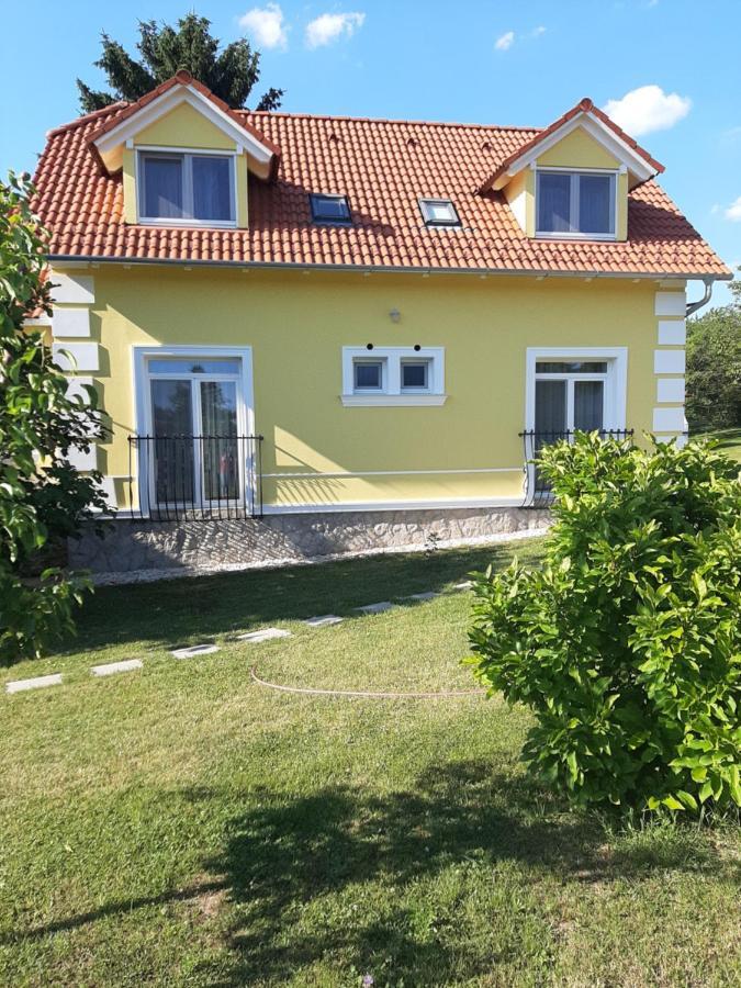Kondics Apartmanhaz Sarvar Bagian luar foto