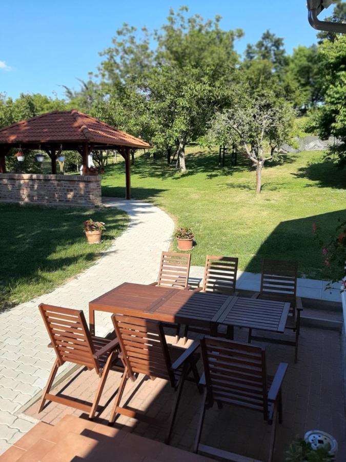 Kondics Apartmanhaz Sarvar Bagian luar foto
