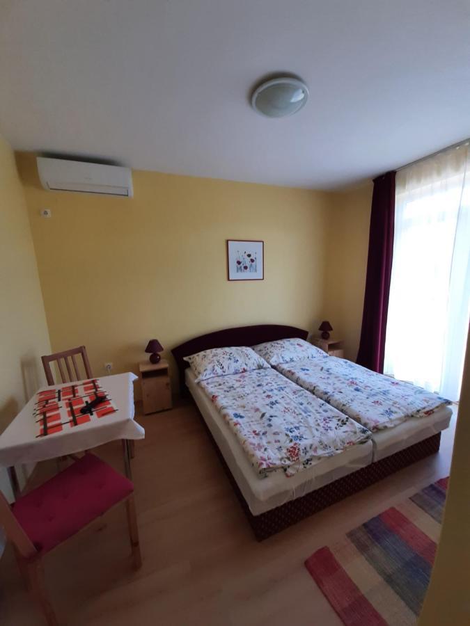 Kondics Apartmanhaz Sarvar Bagian luar foto