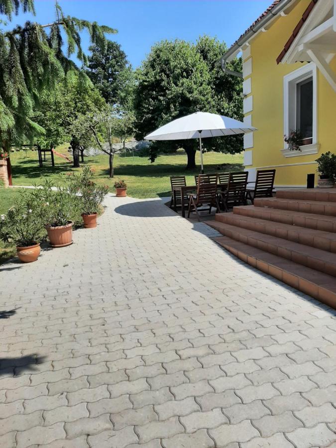 Kondics Apartmanhaz Sarvar Bagian luar foto