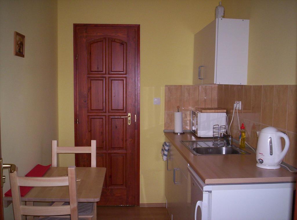 Kondics Apartmanhaz Sarvar Bagian luar foto