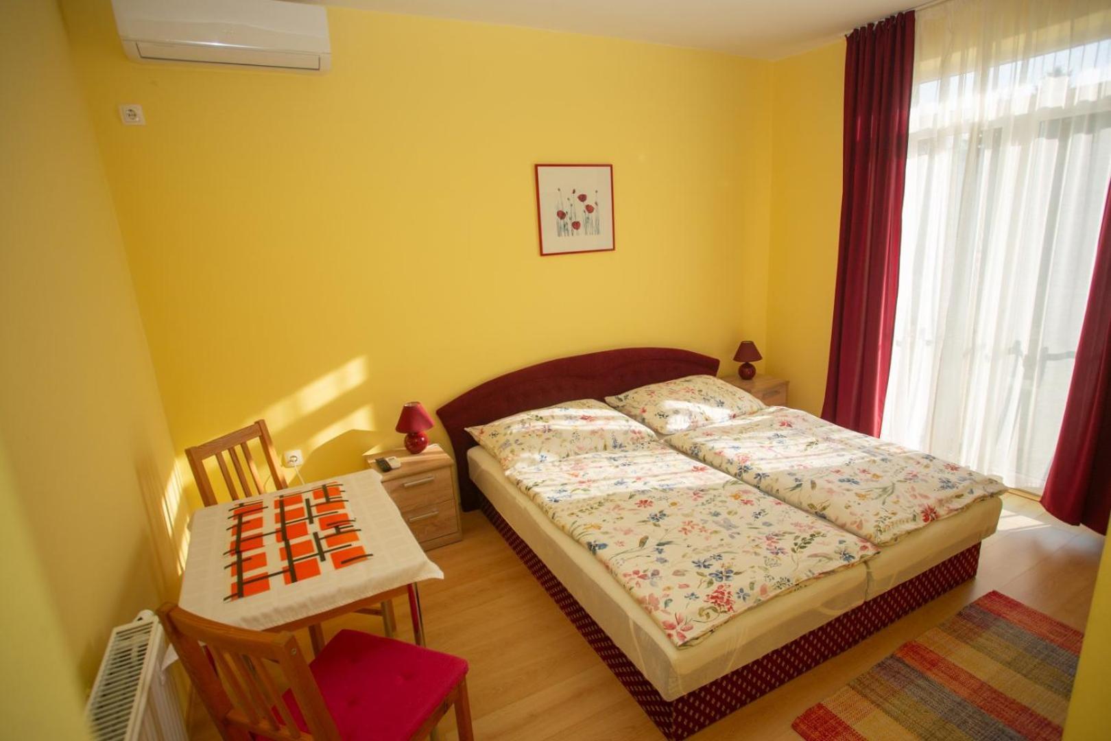 Kondics Apartmanhaz Sarvar Bagian luar foto