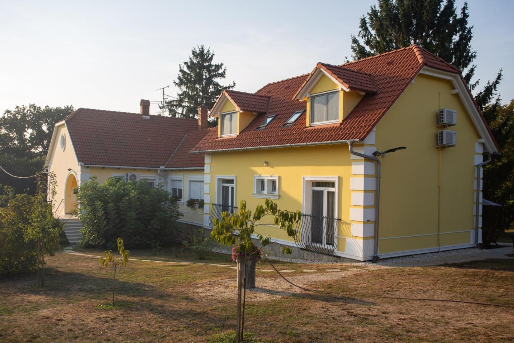 Kondics Apartmanhaz Sarvar Bagian luar foto