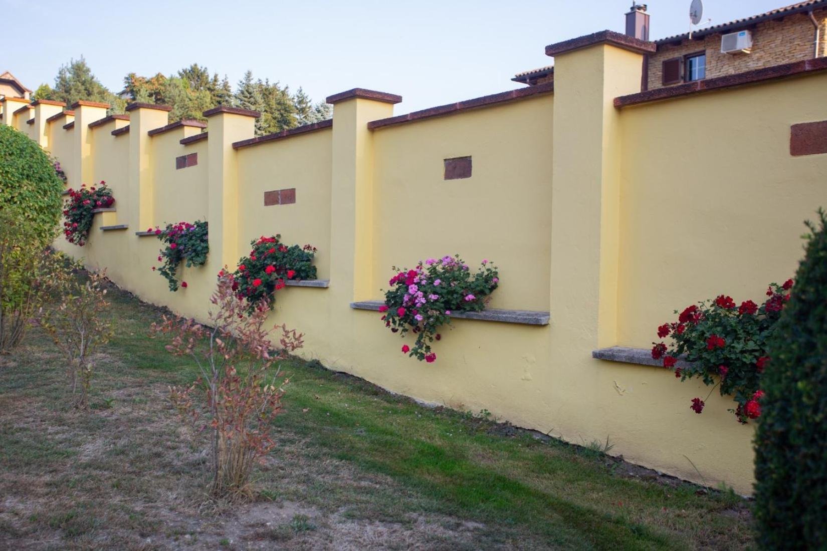 Kondics Apartmanhaz Sarvar Bagian luar foto