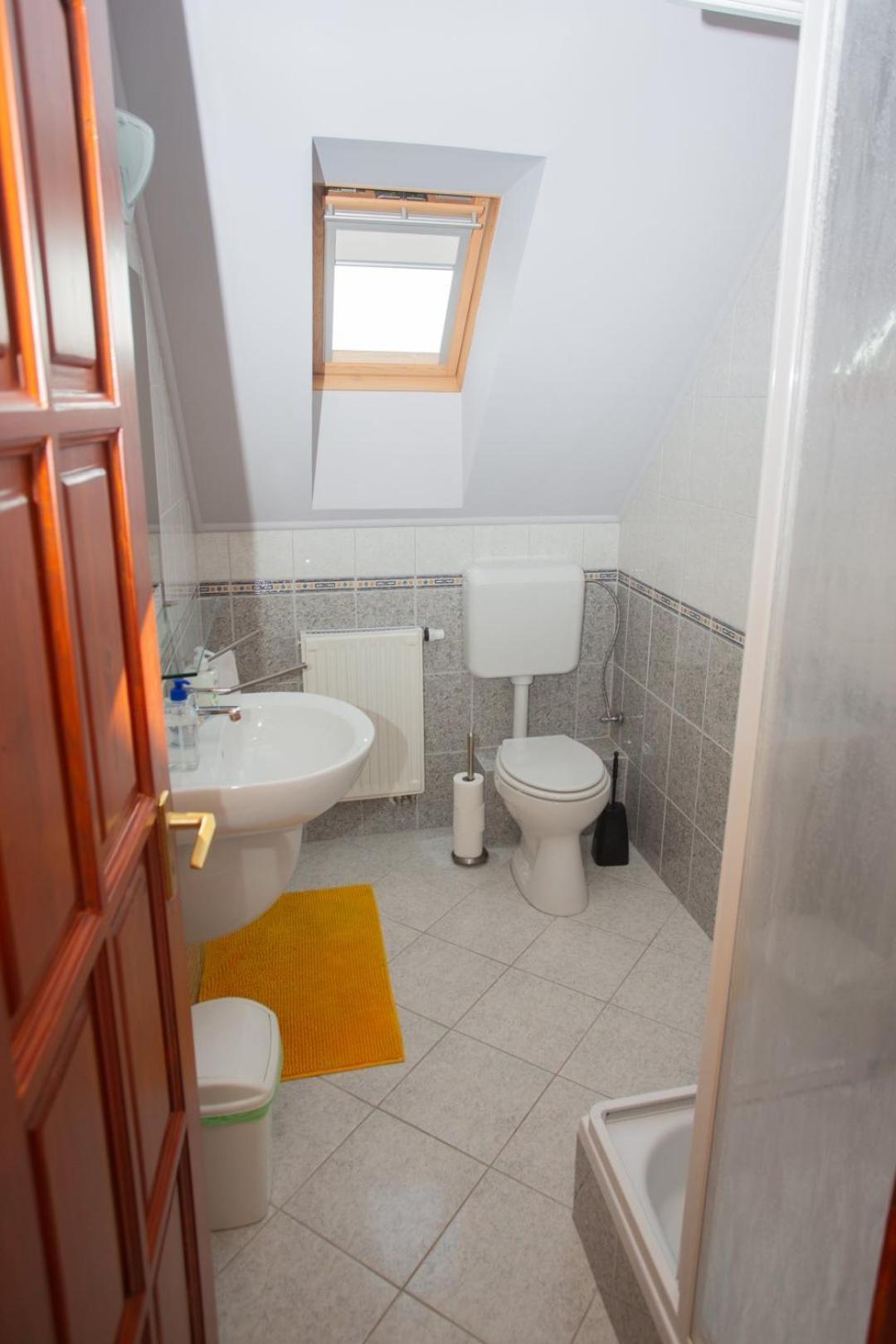 Kondics Apartmanhaz Sarvar Bagian luar foto