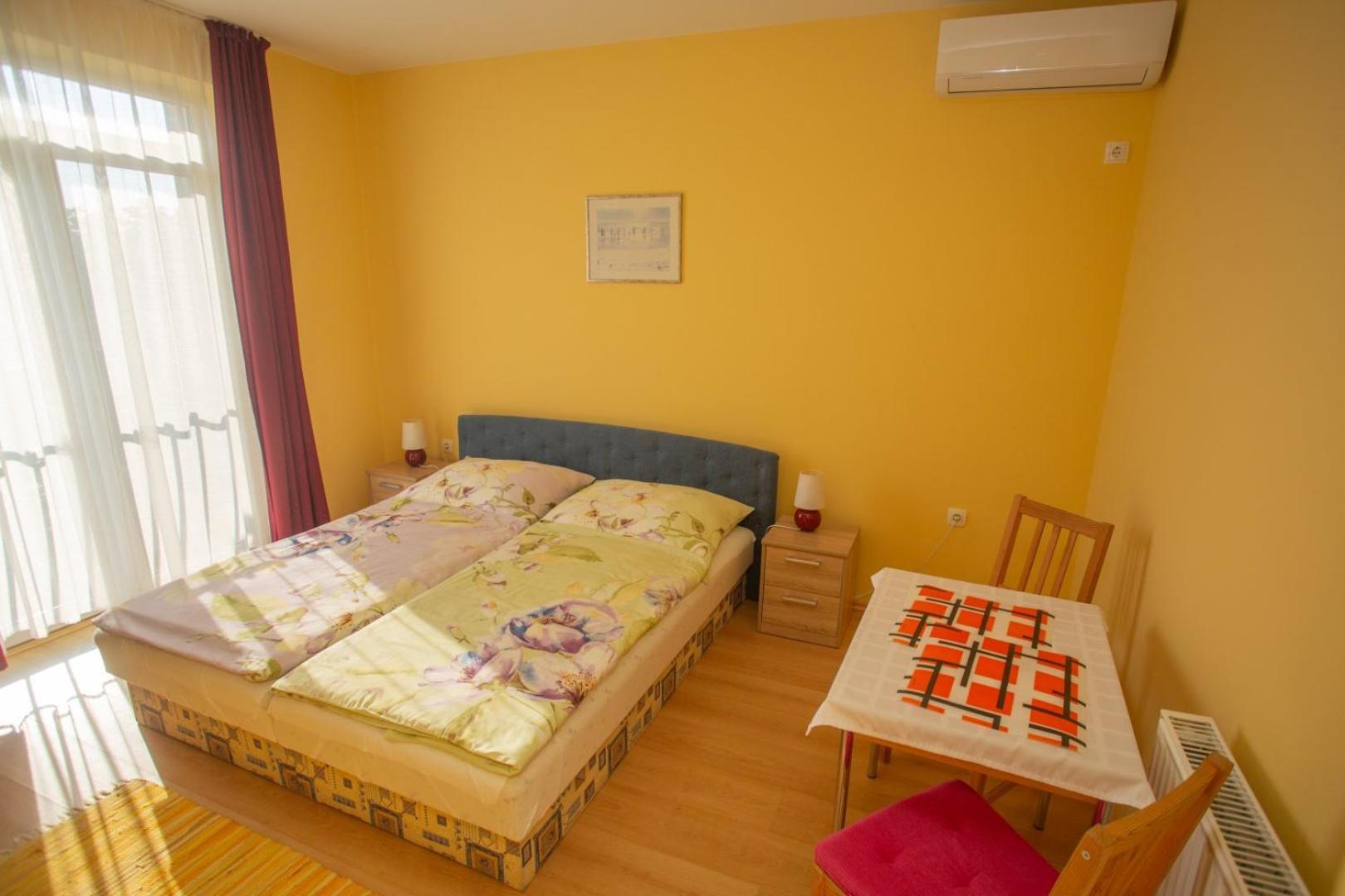 Kondics Apartmanhaz Sarvar Bagian luar foto