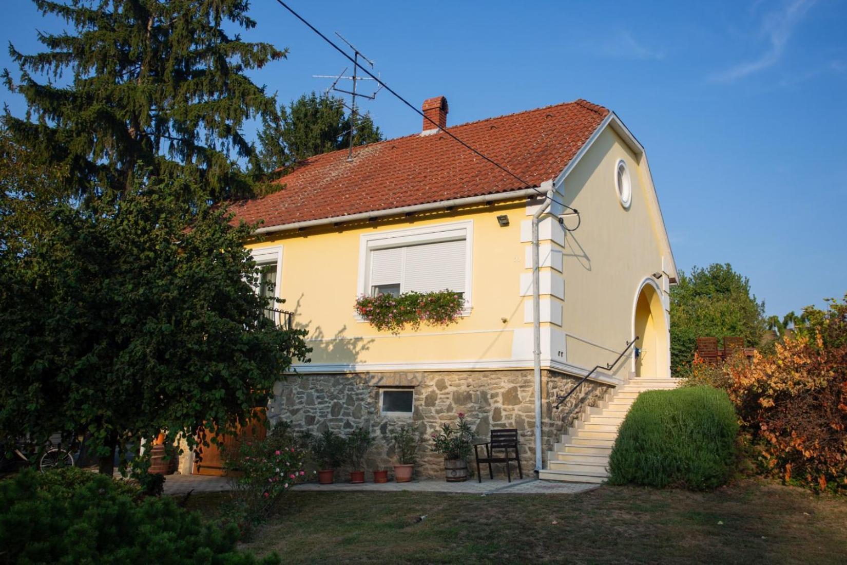 Kondics Apartmanhaz Sarvar Bagian luar foto