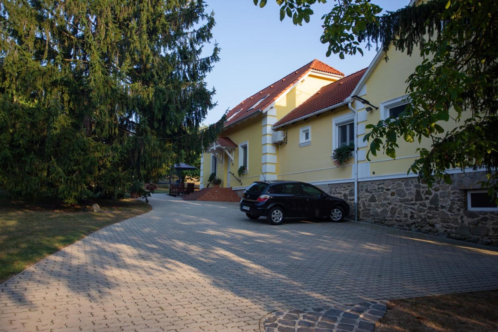 Kondics Apartmanhaz Sarvar Bagian luar foto