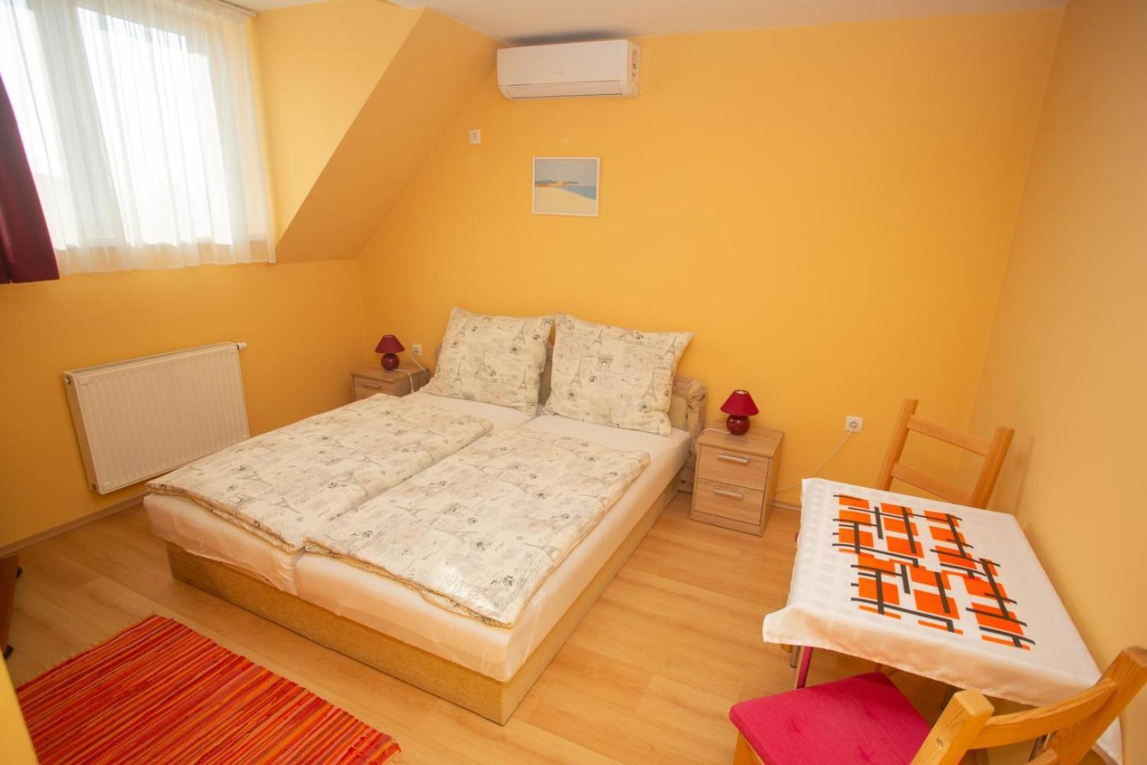 Kondics Apartmanhaz Sarvar Bagian luar foto