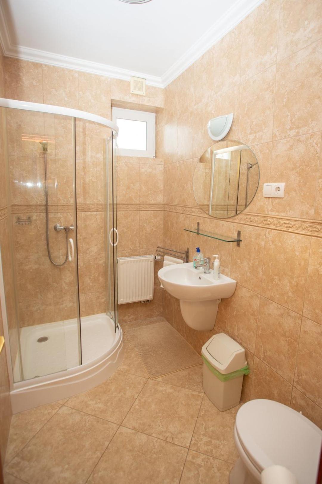 Kondics Apartmanhaz Sarvar Bagian luar foto