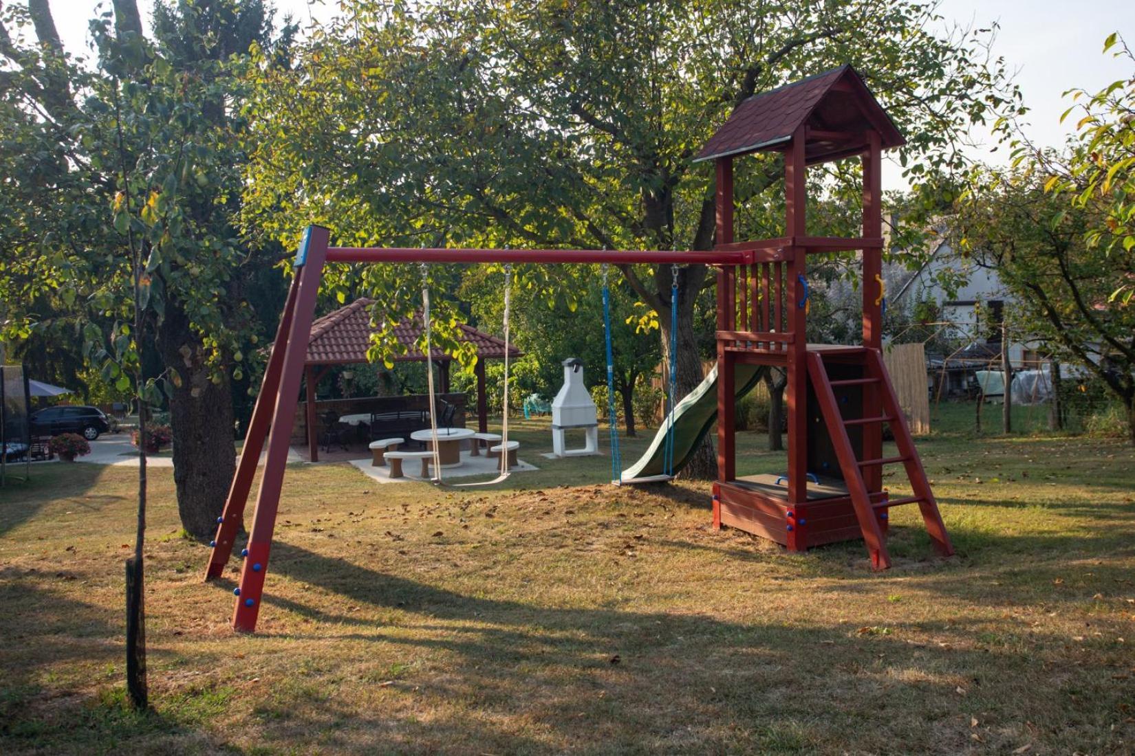 Kondics Apartmanhaz Sarvar Bagian luar foto