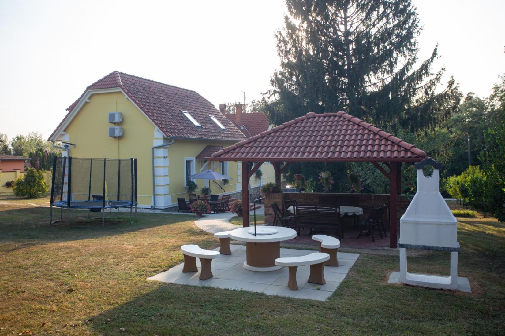 Kondics Apartmanhaz Sarvar Bagian luar foto