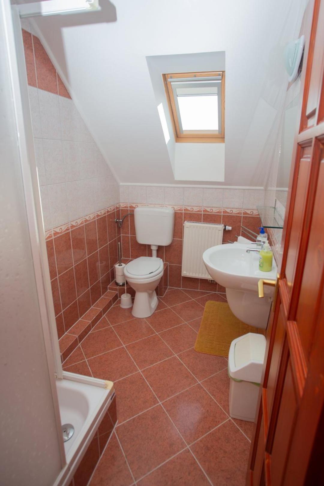 Kondics Apartmanhaz Sarvar Bagian luar foto