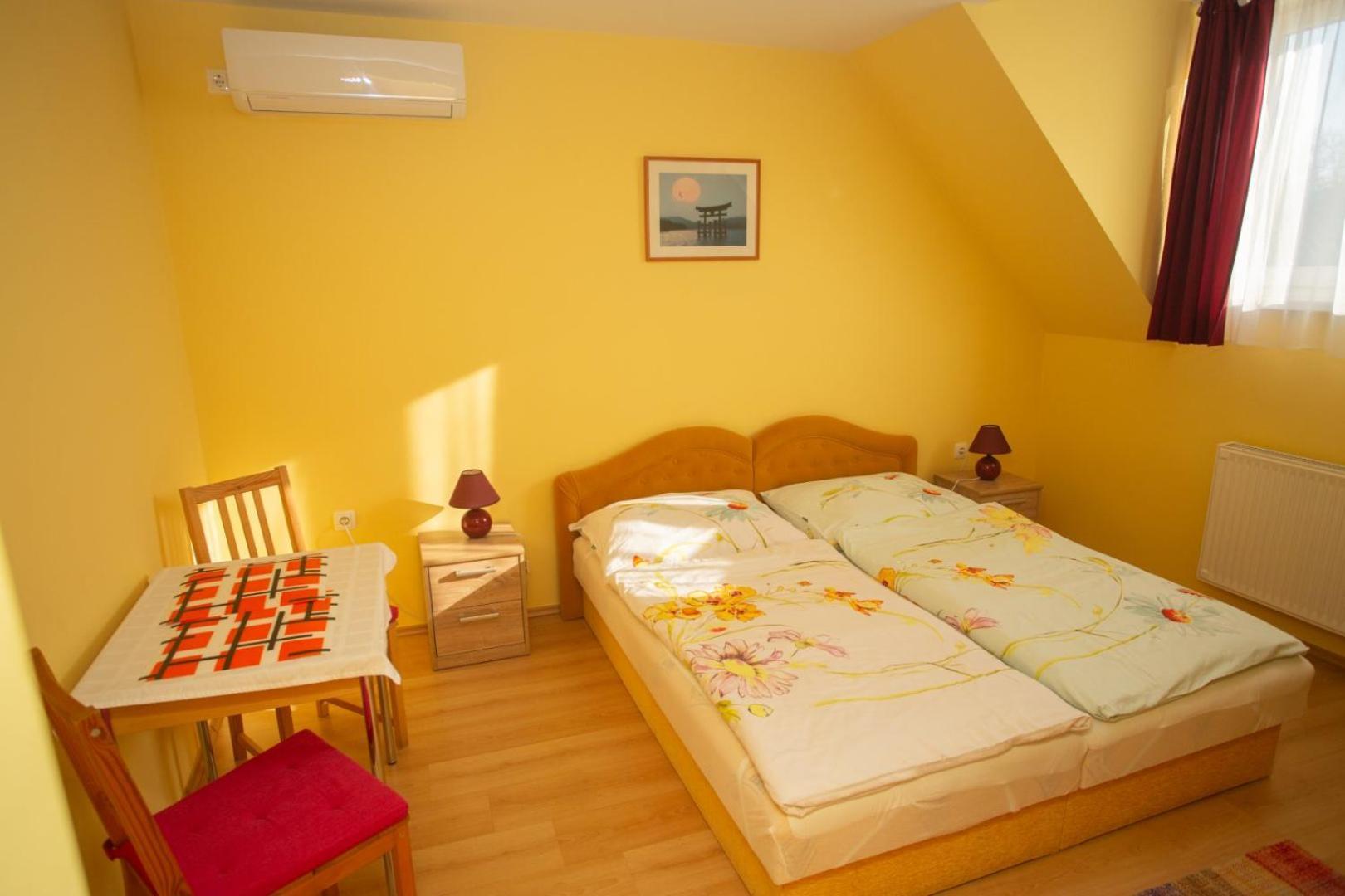 Kondics Apartmanhaz Sarvar Bagian luar foto