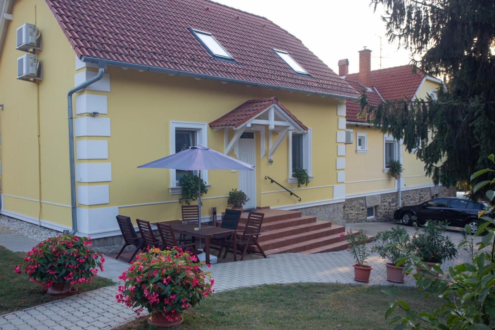 Kondics Apartmanhaz Sarvar Bagian luar foto