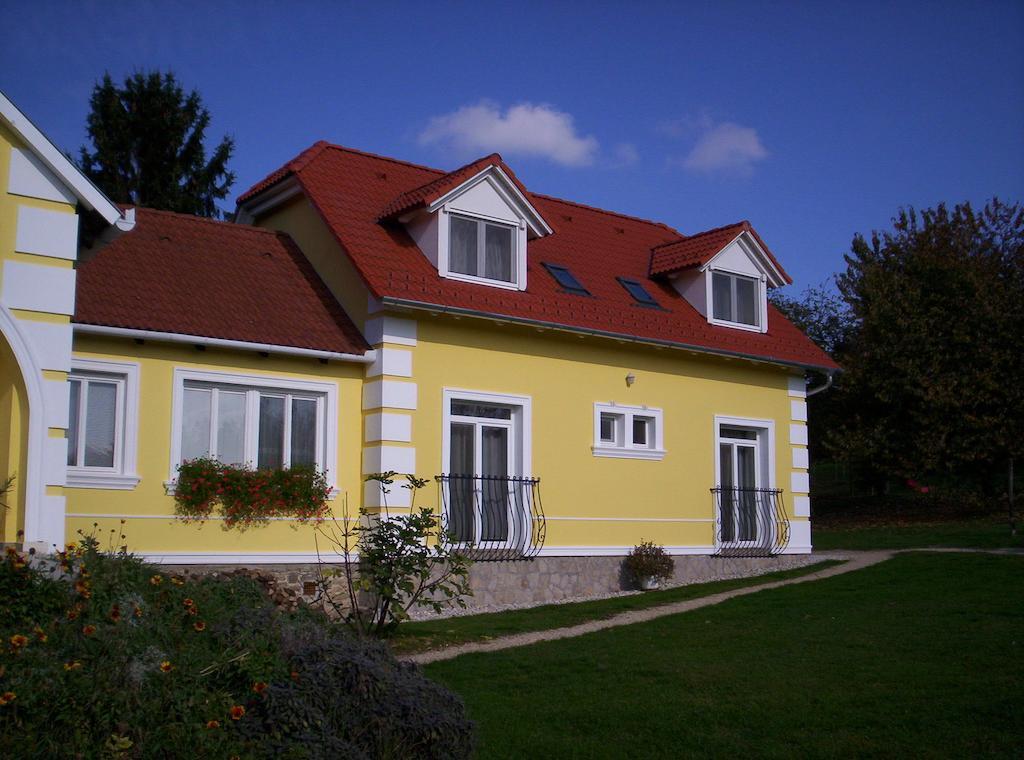Kondics Apartmanhaz Sarvar Bagian luar foto