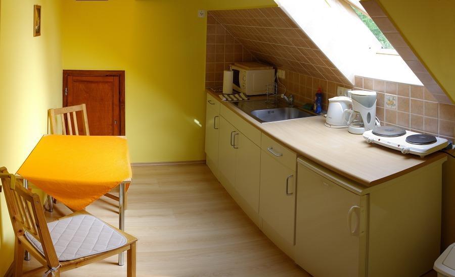 Kondics Apartmanhaz Sarvar Bagian luar foto
