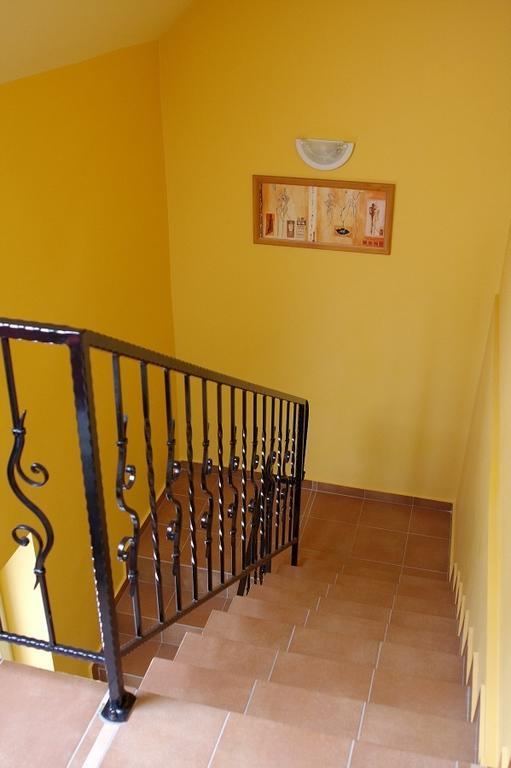 Kondics Apartmanhaz Sarvar Bagian luar foto