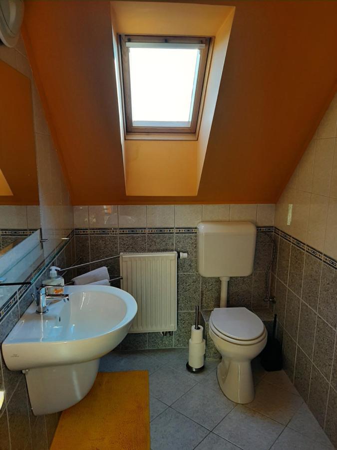 Kondics Apartmanhaz Sarvar Bagian luar foto