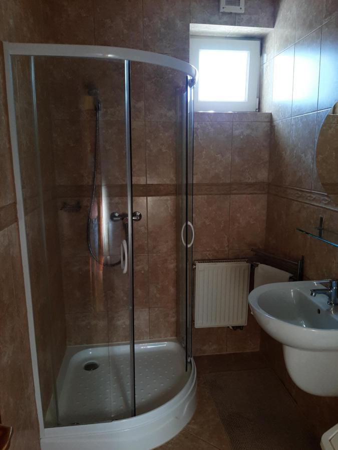 Kondics Apartmanhaz Sarvar Bagian luar foto