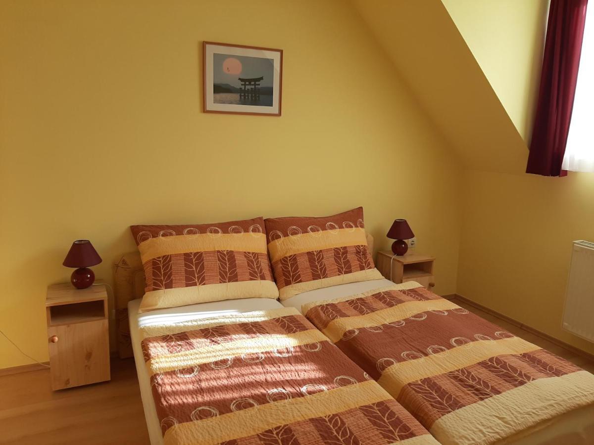 Kondics Apartmanhaz Sarvar Bagian luar foto