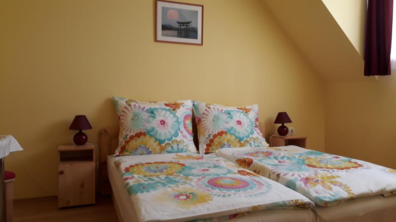 Kondics Apartmanhaz Sarvar Bagian luar foto