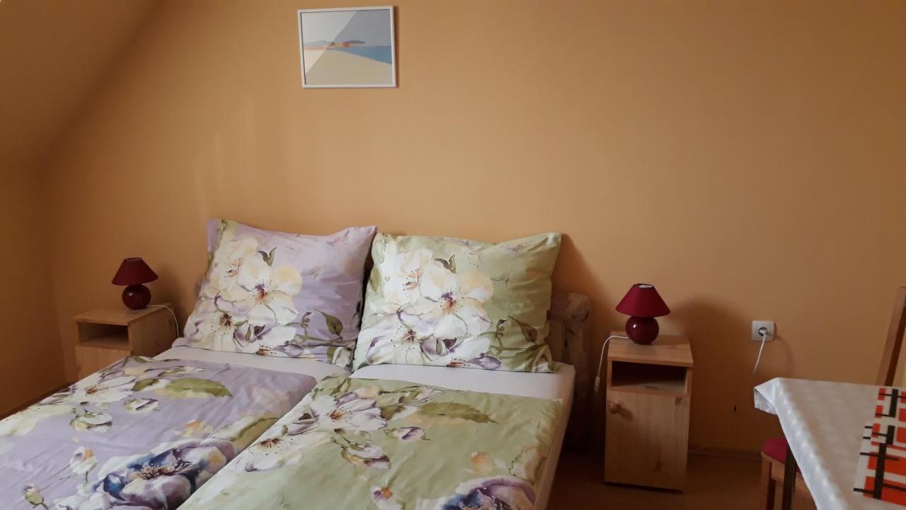 Kondics Apartmanhaz Sarvar Bagian luar foto