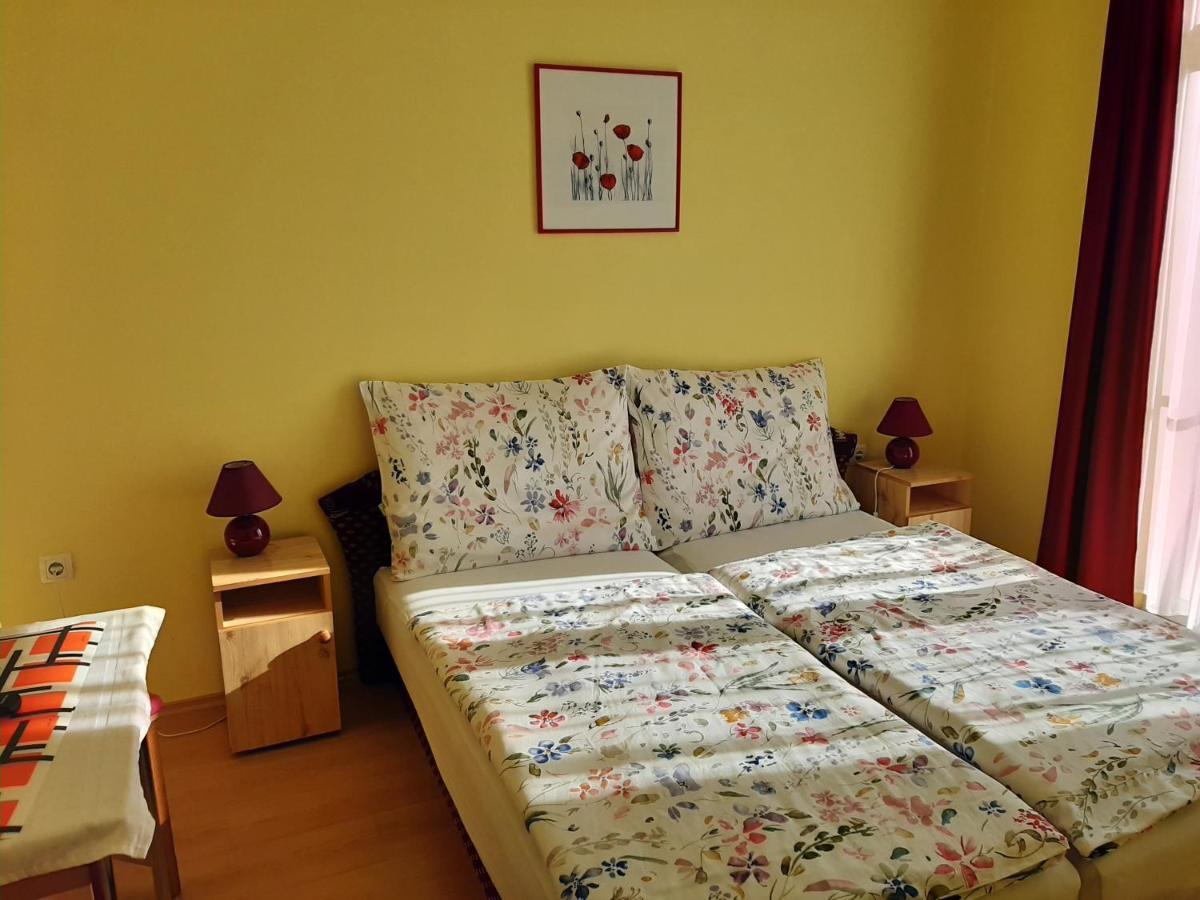 Kondics Apartmanhaz Sarvar Bagian luar foto